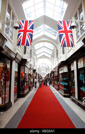 London, Großbritannien - 4 Juni, 2012: Innenansicht der Burlington Arcade, 19. Jahrhundert europäischen Shopping Galerie, hinter der Bond Street von Piccadilly bis hin zu Bur Stockfoto