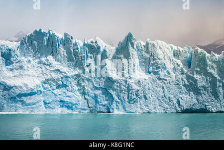 Storm Cloud über Gletscher Perito Moreno im Nationalpark Los Glaciares, Patagonien, Chile Stockfoto