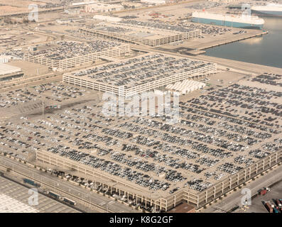 Erhöhte Aussicht auf den Hafen, Parkplätze und geparkte Autos, Barcelona, Spanien Stockfoto