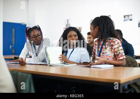 Schüler im Klassenzimmer studieren Stockfoto