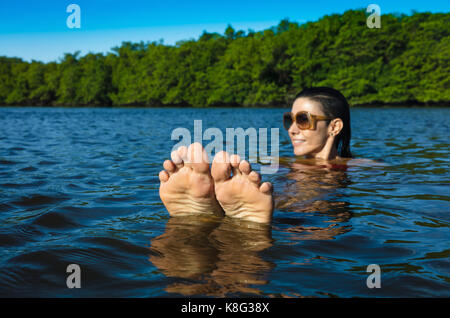 Frau im Meer, Fortaleza, Ceara, Brasilien, Südamerika Stockfoto