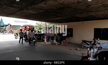 Slum Menschen versammeln sich unter der Monivong-Brücke Chhba Ampeou Markt Seite Tonle Bassac Fluss Phnom Penh Kambodscha Stockfoto