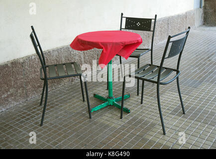 Tisch und Stühle draußen ein cafe bar in Italien Stockfoto
