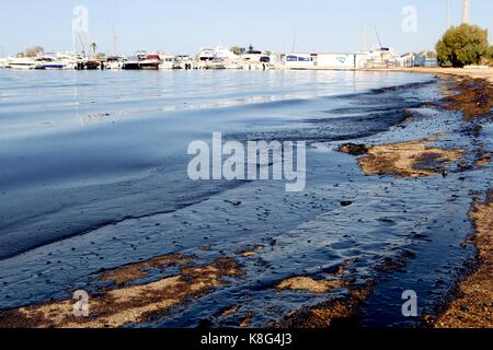 Griechische Beamten gehandelt Vorwürfe Mittwoch nach einer Ölpest aus einem versunkenen Tanker auf andere Teile des Saronischen Golf in Athen trieben. Der 45-jährige Stockfoto