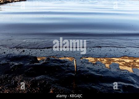Griechische Beamten gehandelt Vorwürfe Mittwoch nach einer Ölpest aus einem versunkenen Tanker auf andere Teile des Saronischen Golf in Athen trieben. Der 45-jährige Stockfoto