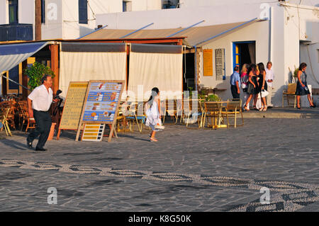 Street Scene mit der lokalen Bevölkerung in Mandraki Village, Nissiros Insel, Griechenland Stockfoto