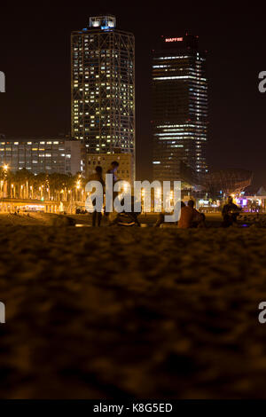 Junge Leute genießen den Abend am Barceloneta Beach, Barcelona, Spanien 2017. Stockfoto