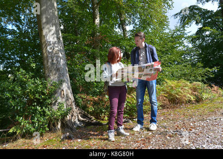 Paar Wanderer in der brotonne Wald, in La Mailleraye, Stadt, die zu den regionalen Naturpark "Parc Naturel Regional des Boucles de la Seine Stockfoto