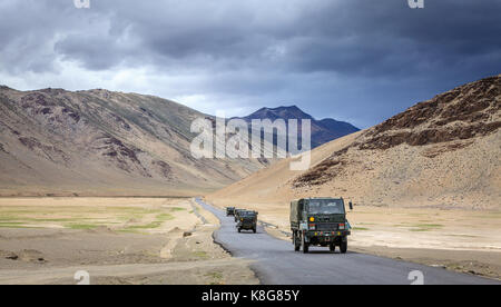 Konvoi von militärischen Fahrzeugen durch changthang Hochebene in Ladakh Region Kaschmir, Indien. Stockfoto