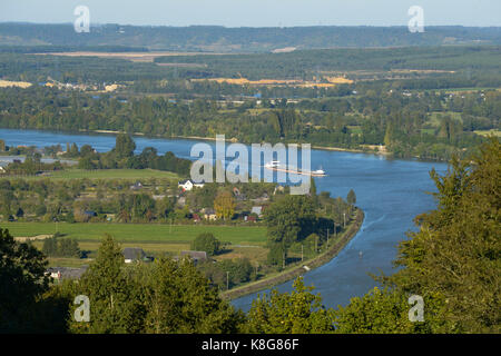 Panoramablick über Barneville-sur-Seine (Frankreich), der Stadt, die zu den regionalen Naturpark "Parc Naturel des Boucles de la Seine Normande' Stockfoto