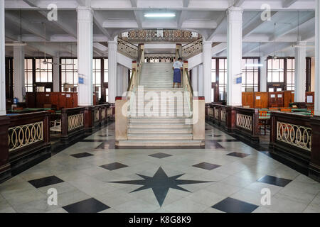 Burma, Myanmar: Kolonialzeit Gebäude in Yangon (früher Rangoon). Innere eines Gebäudes, ehemaliger Sitz der Irrawaddy Flotilla Company, Th Stockfoto