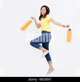 Asiatische Thai Lady halten shopping Papiertüte ist heiter Zielkunden auf weißem isolieren Stockfoto