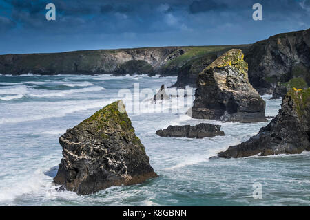 Bedruthan Steps - seegang an Bedruthan Steps auf der nördlichen Küste von Cornwall. Stockfoto