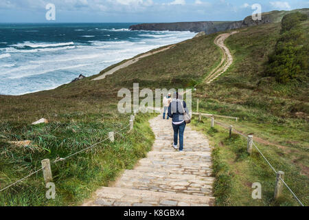 Bedruthan Steps - Menschen zu Fuß die rippenbögen Fußweg an Bedruthan Steps auf der nördlichen Küste von Cornwall. Stockfoto
