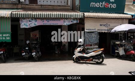 Chbar Ampov Monivong Bridg vietnamesischen Ghetto Bereich Phnom Penh Kambodscha Store Shop Fronten Stockfoto