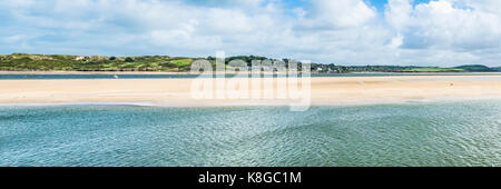 Fluss Camel - einen Panoramablick auf den Fluss Camel bei Ebbe in der Nähe von Padstow an der Küste von North Cornwall. Stockfoto