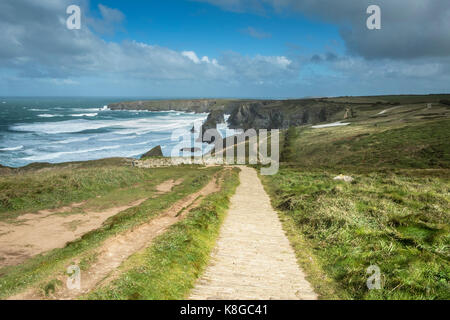 Bedruthan Steps - Die Küsten Weg hinab zum Bedruthan Steps auf der nördlichen Küste von Cornwall. Stockfoto