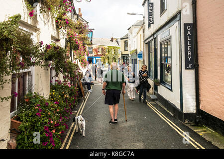 Padstow - Touristen zu Fuß durch die Straßen von Padstow an der Küste von North Cornwall. Stockfoto