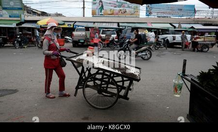 Dame mit einem Push Cart Verkauf Shel fFsh Serei Sophon Sisophn Busbahnhof Transport Hub Kambodscha Dritte Welt Entwicklungsland Stockfoto