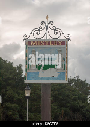 Mistley Dorf Schild ausserhalb des Dorfes england Swan Stockfoto