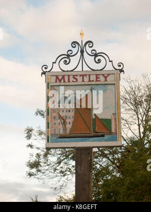 Mistley Dorf Schild ausserhalb des Dorfes england Boot Stockfoto