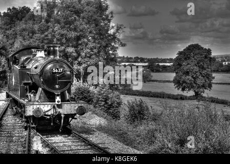 GWR 0-6-2T Lok Nr. 5637 um seinen Zug auf der East Somerset Railway läuft, bearbeitet wie ein HDR-Bild. Stockfoto