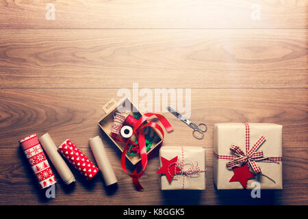 Schön retro Weihnachten Geschenkverpackung, xmas Konzept, DIY Schreibtisch Blick von oben Hintergrund Stockfoto