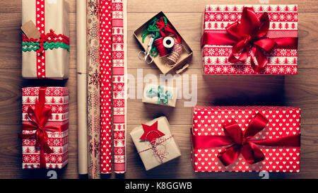 Schön retro Weihnachten Geschenkverpackung, xmas Konzept, DIY Schreibtisch Blick von oben Hintergrund Stockfoto