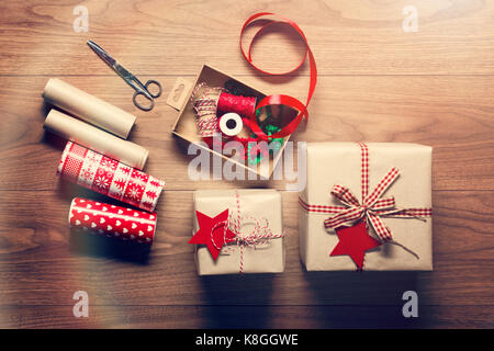 Schön retro Weihnachten Geschenkverpackung, xmas Konzept, DIY Schreibtisch Blick von oben Hintergrund Stockfoto