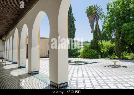 Schöne weiße Bögen der arabischen Gebäude mit üppigen grünen Garten in Marrakesch, Marokko, Nordafrika. Stockfoto