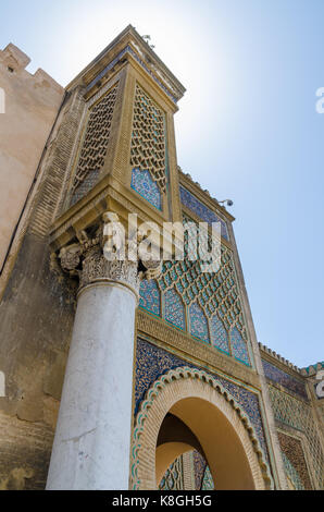 Berühmte Tor Bab Mansour mit aufwendigen Dekoration, Säulen und Bögen im arabischen Stadt Meknes, Marokko, Nordafrika. Stockfoto