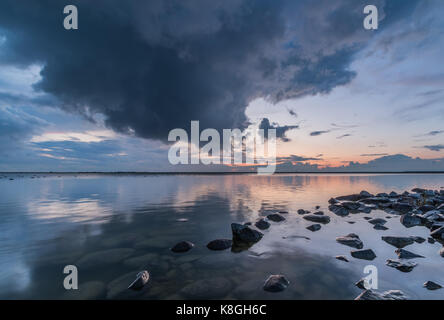 Landschaft Foto bei Sonnenuntergang, Überblick über die Friesischen ijselmeer See. Schwere Gewitterwolken in Kontrast zu den weichen Abendlicht. Stockfoto