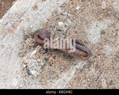 Altes rostiges Metall halten auf Steinboden vintage Stockfoto