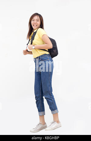 Portrait happy Teenage asiatischen Mädchen springen mit Rucksack und Casual tragen zur Universität oder Klassenzimmer Konzept auf weißem Hintergrund isolieren Stockfoto