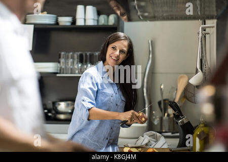 Mann und Frau sind die Vorbereitungen in der Küche Stockfoto