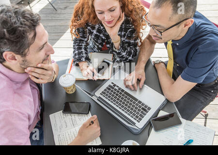 Unternehmer und mit Laptop im Cafe Tabelle Frau Stockfoto
