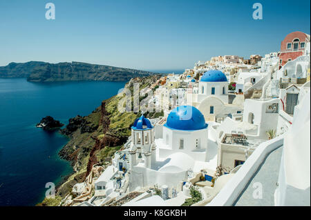 Aussicht auf die Dächer und Meer, Perissa, Santorini, Griechenland Kikladhes Stockfoto