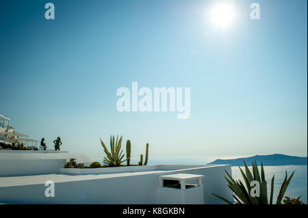 Blick über die Dächer von Gebäuden, Perissa, Santorini, Griechenland Kikladhes Stockfoto