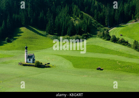 Blick auf Tal und St. Johann Kirche, Villnösser Tal, Dolomiten, Italien Stockfoto