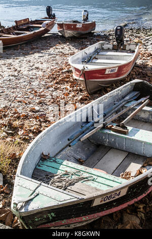 Boote am Strand im Isola Pescatori, Lago Maggiore Piemont, Italien Stockfoto