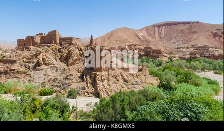 Alte marokkanische Tonerde Kasbah thront auf einem Hügel in Atlas, Marokko, Nordafrika. Stockfoto