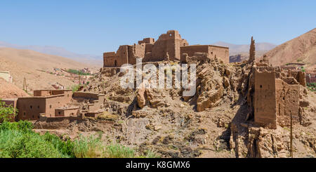 Alte marokkanische Tonerde Kasbah thront auf einem Hügel in Atlas, Marokko, Nordafrika. Stockfoto