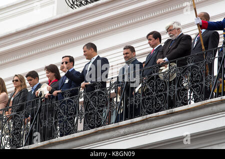 Quito, Ecuador - Oktober 27, 2015: der ecuadorianische Präsident Rafael Correa einen Daumen nach oben Signal auf dem Balkon des Präsidentenpalastes bei den wöchentlichen Wechsel der Wachen Stockfoto