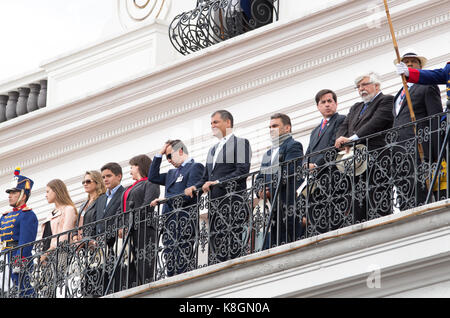 Quito, Ecuador - Oktober 27, 2015: der ecuadorianische Präsident Rafael Correa lächelnd auf dem Balkon des Präsidentenpalastes bei den wöchentlichen Wechsel der Wachen Stockfoto