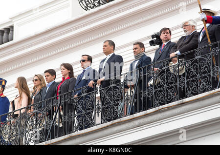 Quito, Ecuador - Oktober 27, 2015: ecuadorianischen Präsidenten auf dem Balkon des Präsidentenpalastes bei den wöchentlichen Wechsel der Wachen Stockfoto