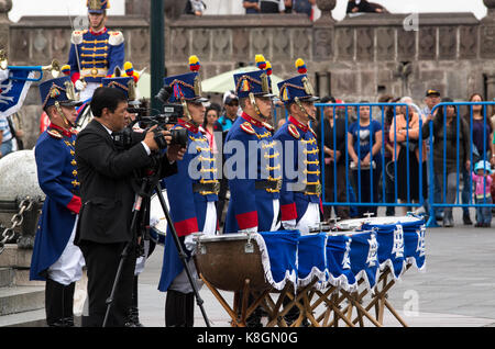 Quito, Ecuador - Oktober 27, 2015: Ein nicht identifizierter Personen während der wöchentlichen Wechsel der Wachen Stockfoto