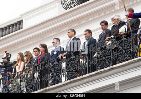 Quito, Ecuador - Oktober 27, 2015: der ecuadorianische Präsident Rafael Correa wütend auf dem Balkon des Präsidentenpalastes bei den wöchentlichen Wechsel der Wachen Stockfoto