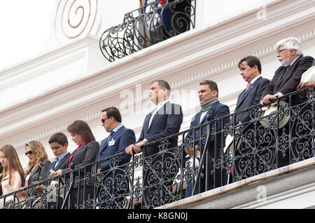 Quito, Ecuador - Oktober 27, 2015: ecuadorianischen Präsidenten auf dem Balkon des Präsidentenpalastes bei den wöchentlichen Wechsel der Wachen Stockfoto