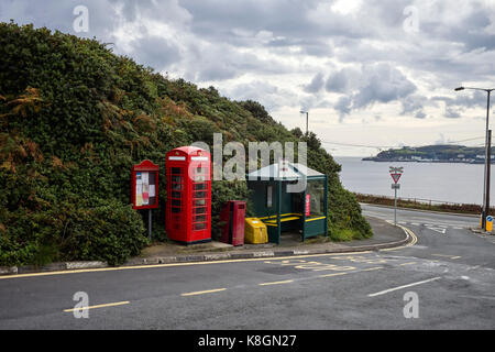 Rote Telefonzelle und Bushaltestelle am Hafen Jack, Onchan gelangen, von der Insel Man Stockfoto