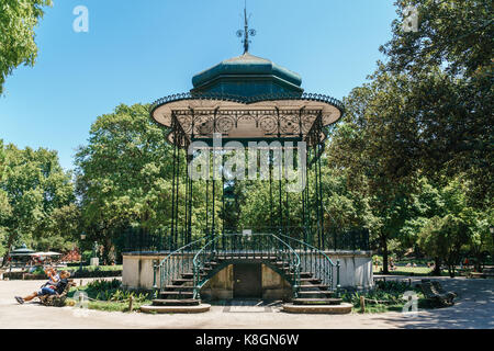 Lissabon, Portugal - August 09, 2017: Sonniger Tag im Jardim da Estrela Park in Lissabon Stockfoto